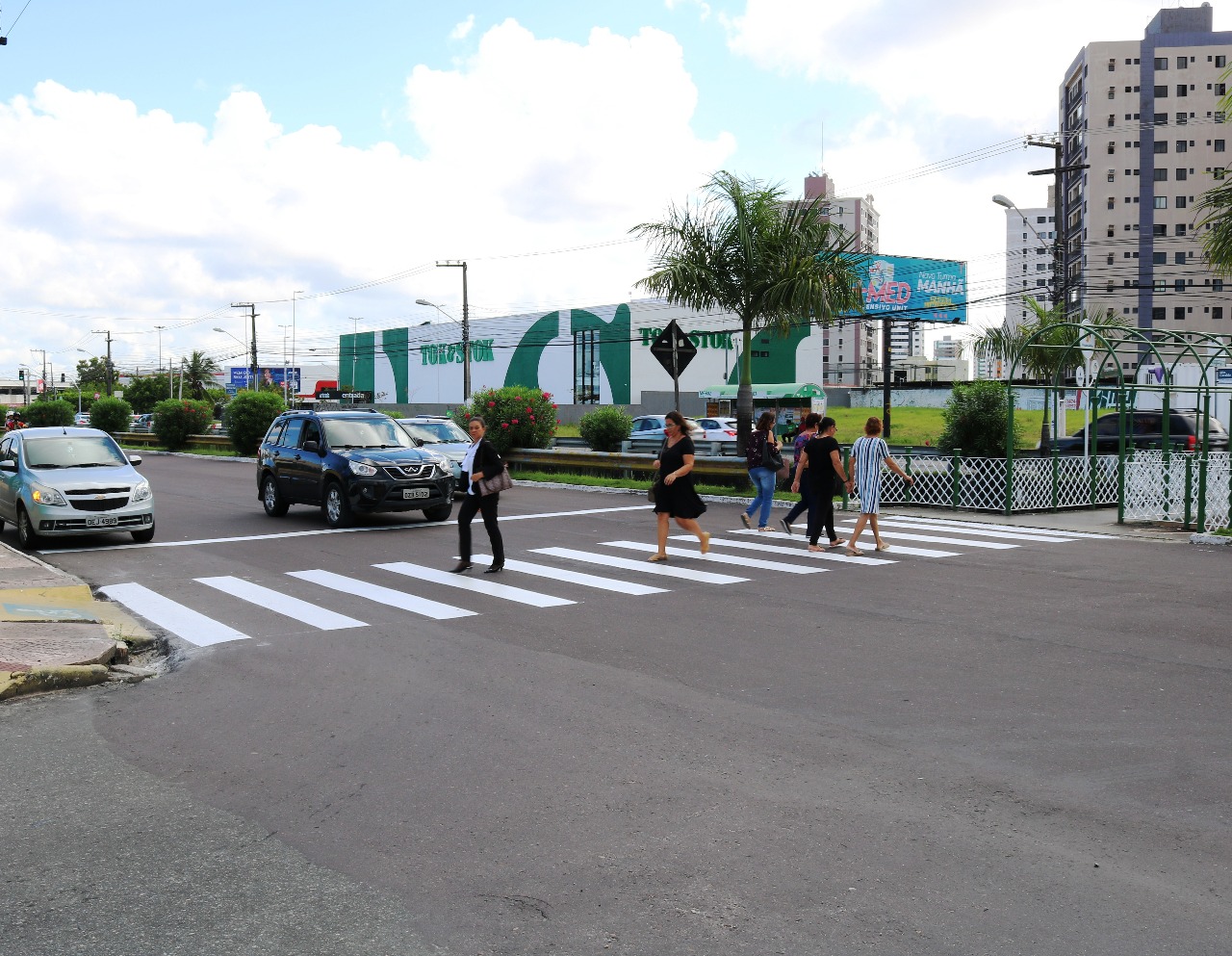 SMTT revitaliza faixas de pedestre no bairro Jardins - SMTT Aracaju
